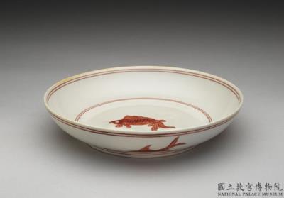 图片[2]-Dish with fish in overglaze red, Ming dynasty (1368-1644)-China Archive